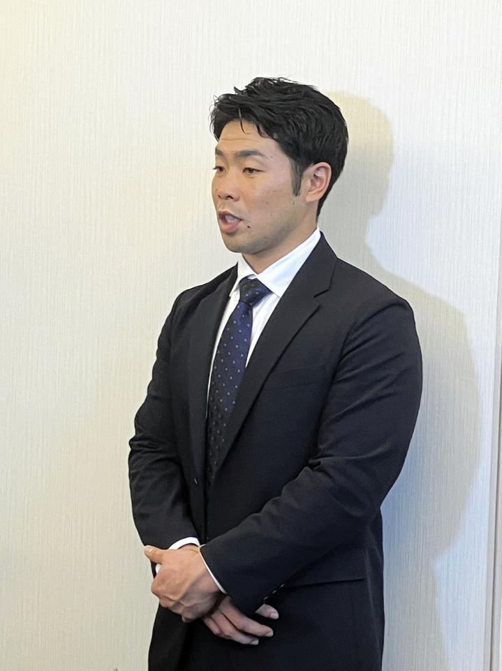 事務折衝後に会見するプロ野球選手会のソフトバンク・近藤健介会長