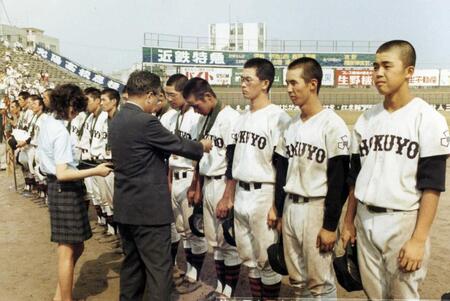 　北陽（当時）時代の岡田彰布氏（右端）＝１９７３年