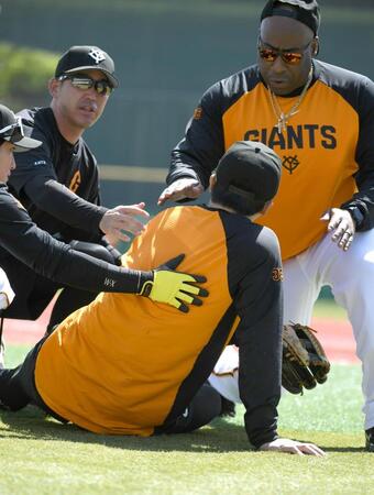 打撃練習の打球が顔面に直撃し、座り込む泉口（撮影・佐藤厚）