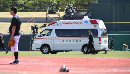 グラウンドを通って泉口を搬送する救急車（撮影・佐藤厚）