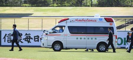 グラウンドを通って泉口を搬送する救急車（撮影・佐藤厚）