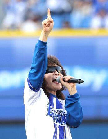 「勇者の遺伝子」を熱唱する龍玄とし（撮影・西岡正）