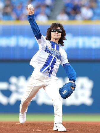 セレモニアルピッチを行う龍玄とし（撮影・西岡正）