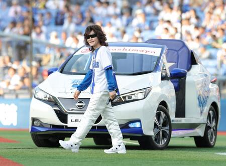 リリーフカーで登場する龍玄とし（撮影・西岡正）