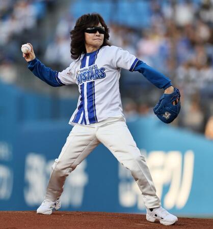 セレモニアルピッチをする龍玄とし（Ｔｏｓｈｌ）＝撮影・田中太一