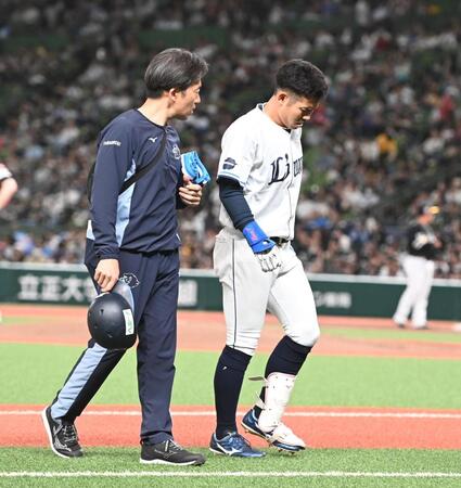 １回、足を負傷しベンチへ戻る桑原（右）＝撮影・園田高夫