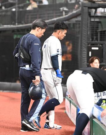 １回、足を負傷しベンチに引きあげる桑原（撮影・園田高夫）