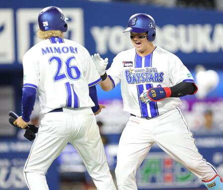 ３回、２ランを放ち、三森（左）と喜び合う牧（撮影・西岡正）