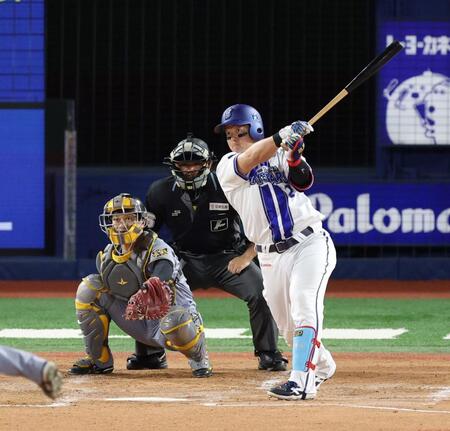 ３回、右中間へ２ランを放つ牧（撮影・伊藤笙子）