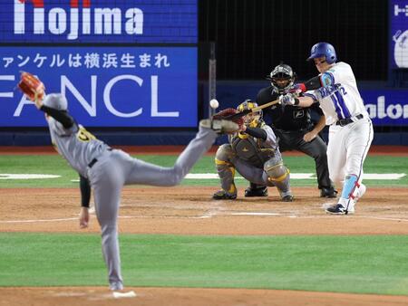 ３回、才木（手前）から右中間へ２ランを放つ牧（撮影・伊藤笙子）