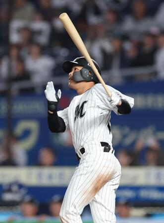 ５回、左中間に勝ち越し３ランを放つ石川（撮影・金田祐二）