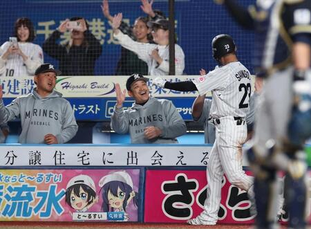 ５回、勝ち越し３ランを放った石川慎を迎えるサブロー監督ら（撮影・金田祐二）