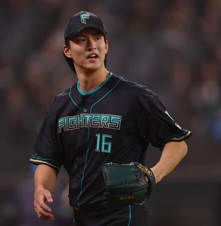 ３回を抑え、ベンチに戻る達（撮影・中島達哉）