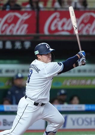 １回、渡部が右前に先制打を放つ