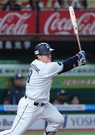 　１回西武無死一、三塁、渡部が右前に先制打を放つ＝ベルーナドーム