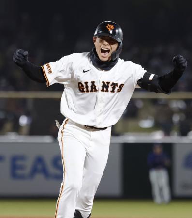 　７回、逆転２点打を放ちガッツポーズする巨人・平山＝長野