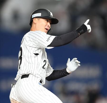 ５回、左中間に勝ち越し３ランを放ち喜ぶ石川慎（撮影・金田祐二）