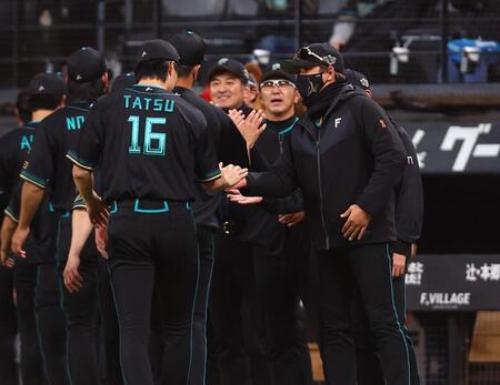 達（１６）を迎える新庄監督（撮影・中島達哉）