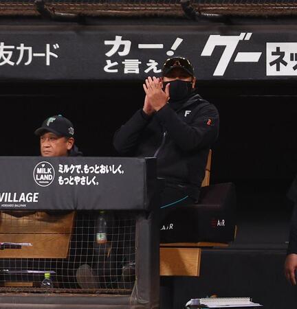 ７回、好守をみせた奈良間と水野に拍手を送る新庄監督（右）＝撮影・中島達哉