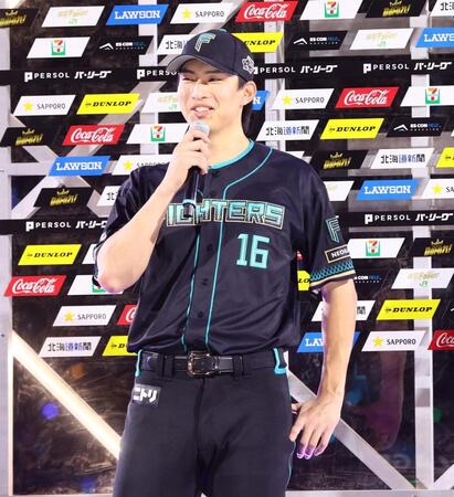 お立ち台で笑顔を見せる達（撮影・中島達哉）