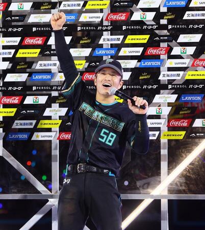 お立ち台でスタンドを盛り上げる奈良間（撮影・中島達哉）