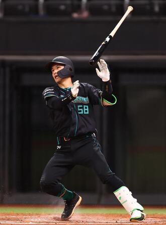 ４回、勝ち越し適時二塁打を放つ奈良間（撮影・中島達哉）