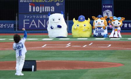 龍玄としの試合前パフォーマンスを見つめるＤｅＮＡのマスコットたち（撮影・伊藤笙子）