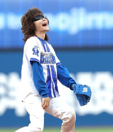 セレモニアルピッチがうまくいかず、声を上げる龍玄とし（撮影・西岡正）