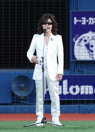 試合前、国歌独唱をする龍玄とし（撮影・伊藤笙子）