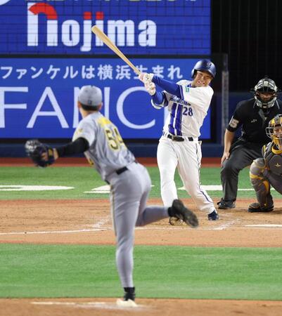 ７回、木下（手前）から中前へ２点適時打を放つ勝又（撮影・伊藤笙子）