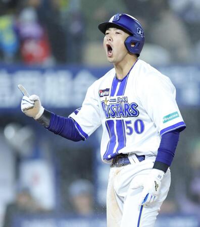 ５回、勝又の勝ち越し打で生還し、ガッツポーズでほえる山本（撮影・西岡正）