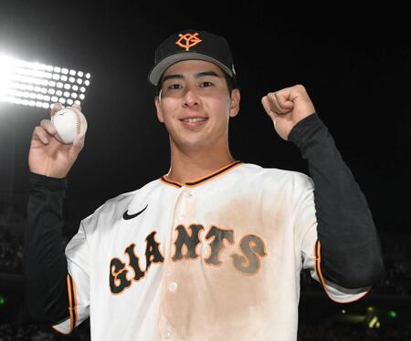 プロ初安打の記念球を手に笑顔を見せる小浜（撮影・佐藤厚）