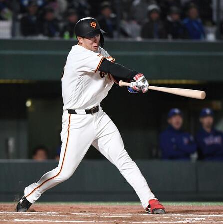 ７回、小浜は遊撃にプロ初安打を放つ（撮影・佐藤厚）