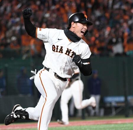 ７回、平山は中前に逆転の２点適時打を放ち、雄叫びを上げる（撮影・佐藤厚）