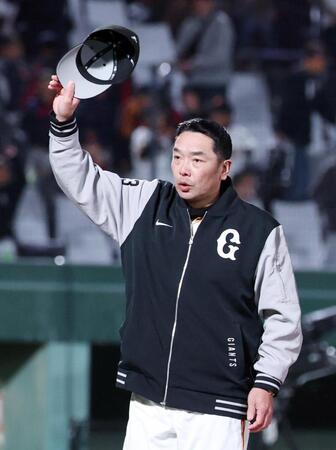 中日に勝利し、ファンの声援に応える阿部監督