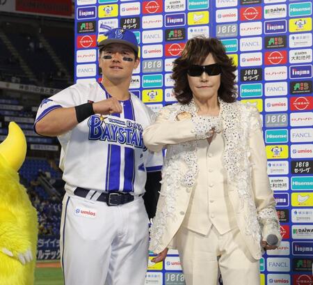 龍玄とし（右）とデスターシャを決める牧（撮影・西岡正）