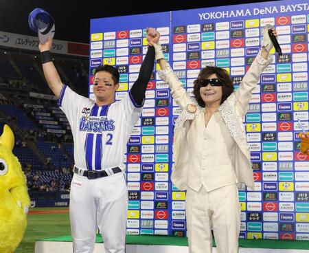 龍玄とし（右）と両手を上げる牧（撮影・西岡正）