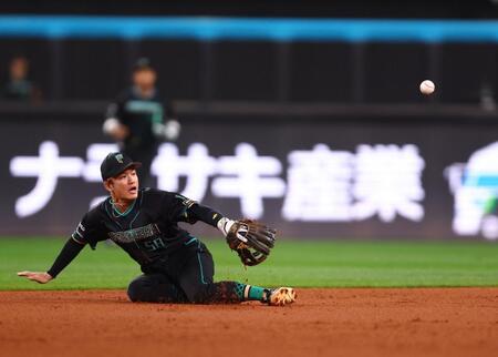 ７回、打者・村林の打球を処理し、二塁へグラブトスする奈良間（撮影・中島達哉）