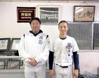 　関大北陽の辻本監督（左）と丸山主将