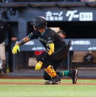 ７回、平沢の本塁への送球が当たった水谷＝１９日