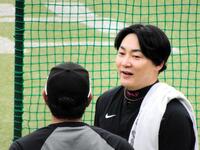 石井２軍監督と談笑する丸（右）