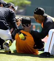 打撃練習の打球が顔面に直撃し、グラウンドに寝かされる泉口（撮影・佐藤厚）