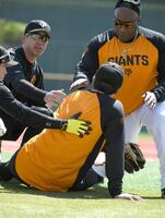 打撃練習の打球が顔面に直撃し、座り込む泉口（撮影・佐藤厚）