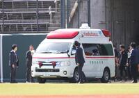 泉口を乗せ、球場を出る救急車