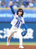 セレモニアルピッチを行う龍玄とし（撮影・西岡正）