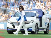 リリーフカーで登場する龍玄とし（撮影・西岡正）