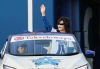 手を振りながら登場する龍玄とし（Ｔｏｓｈｌ）＝撮影・田中太一