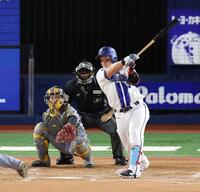 ３回、右中間へ２ランを放つ牧（撮影・伊藤笙子）