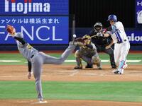 ３回、才木（手前）から右中間へ２ランを放つ牧（撮影・伊藤笙子）