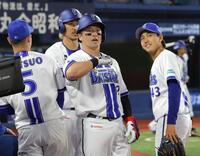 ３回、２ランを放ち、ポーズを決める牧（中央）＝撮影・西岡正